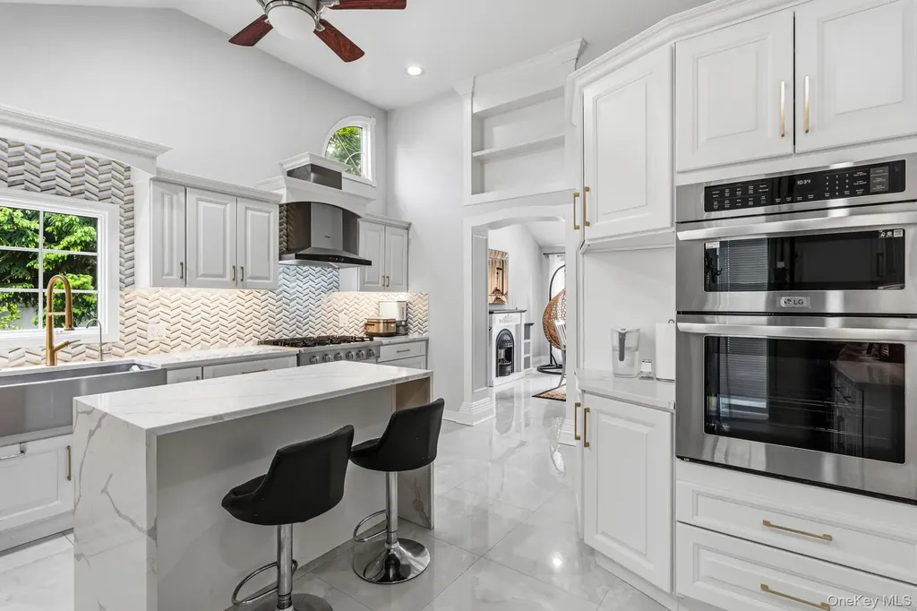 18 Sherwood Lane Roslyn Heights NY 11577
