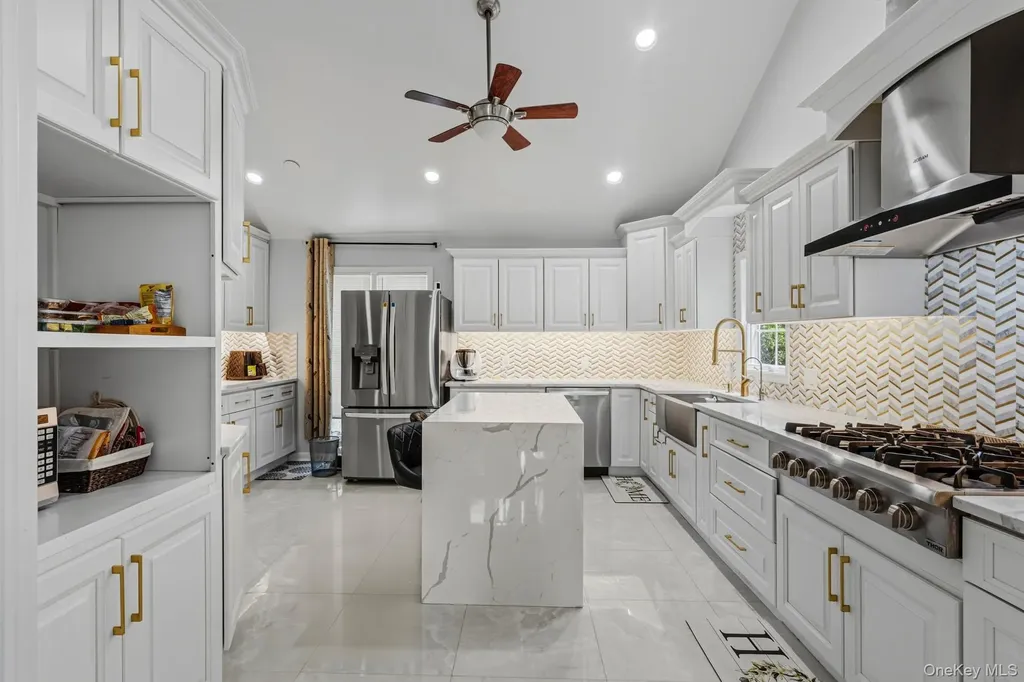 18 Sherwood Lane Roslyn Heights NY 11577