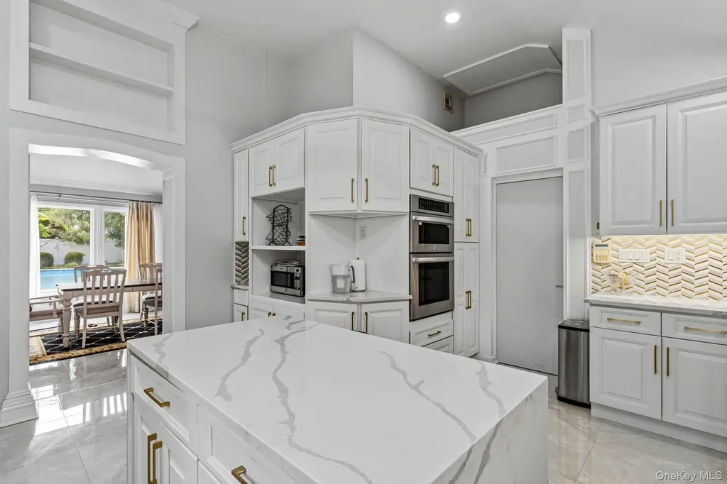 18 Sherwood Lane Roslyn Heights NY 11577