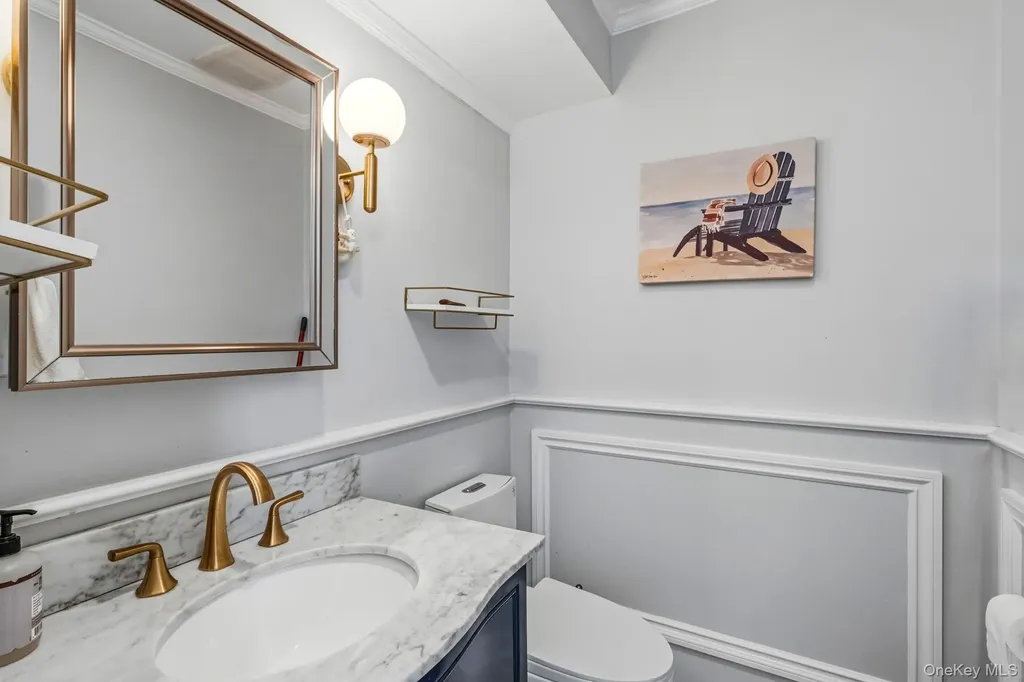 18 Sherwood Lane Roslyn Heights NY 11577