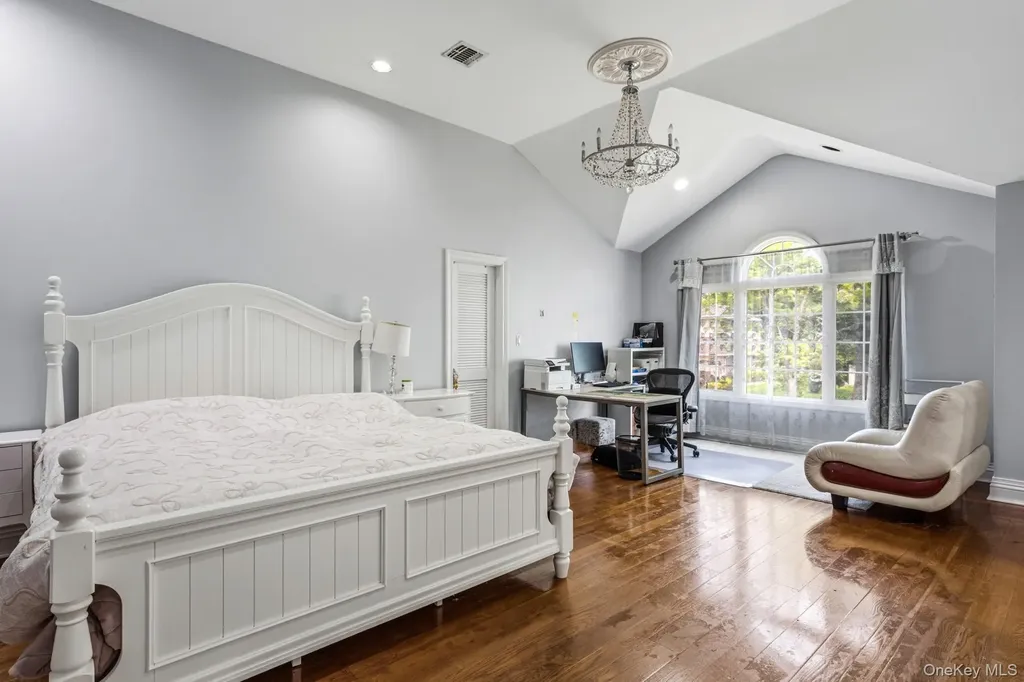 18 Sherwood Lane Roslyn Heights NY 11577