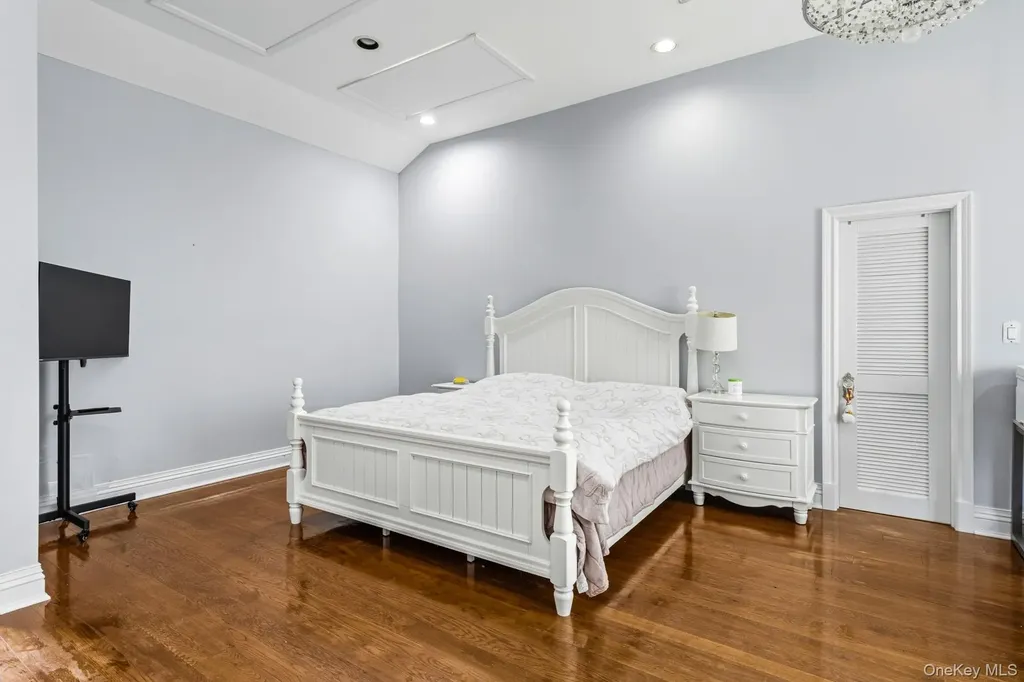 18 Sherwood Lane Roslyn Heights NY 11577