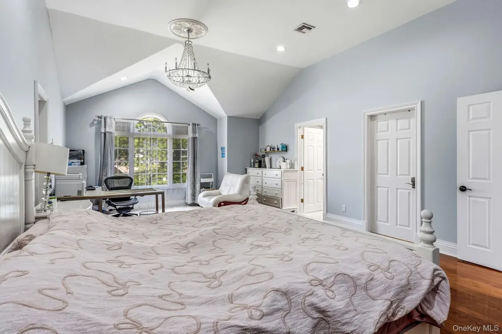 18 Sherwood Lane Roslyn Heights NY 11577