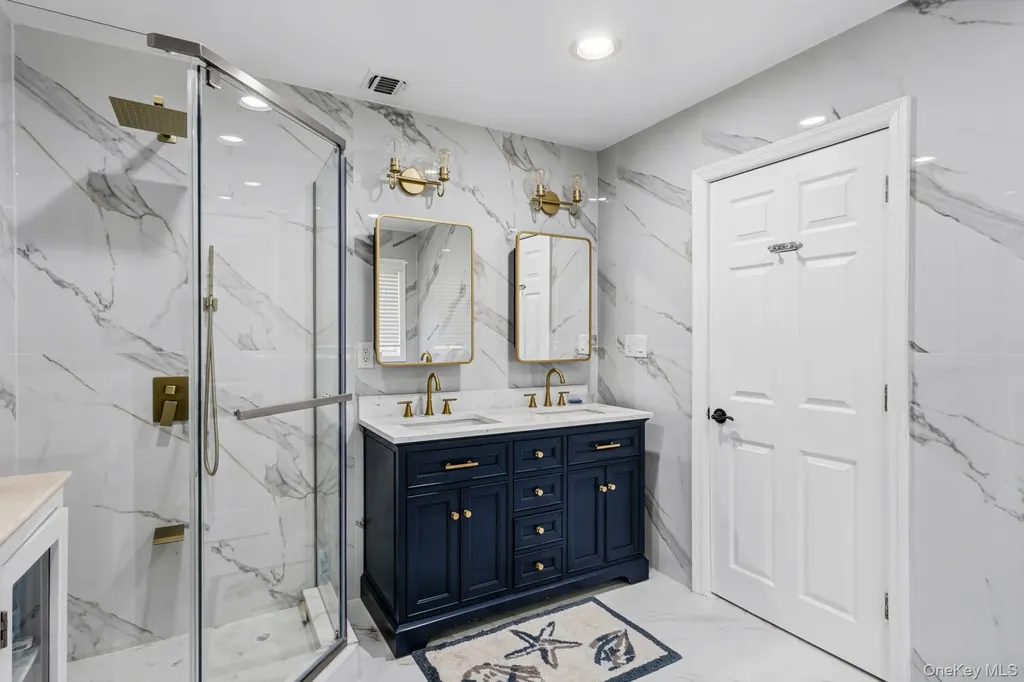 18 Sherwood Lane Roslyn Heights NY 11577