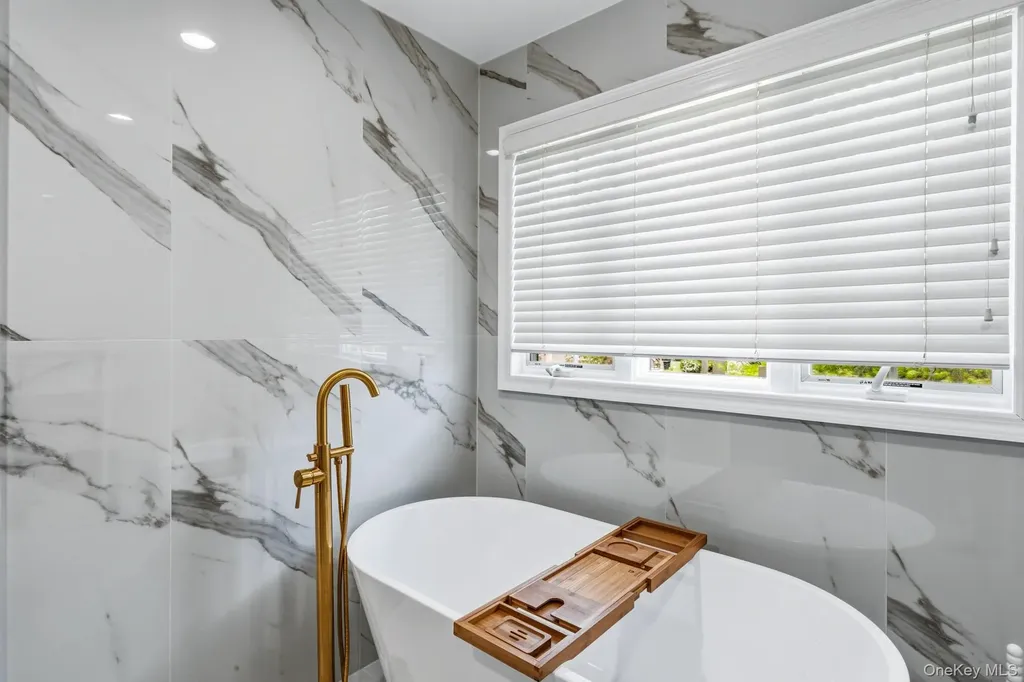 18 Sherwood Lane Roslyn Heights NY 11577