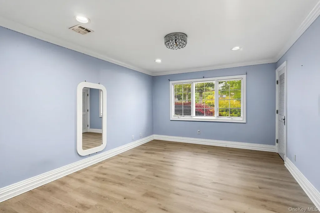 18 Sherwood Lane Roslyn Heights NY 11577