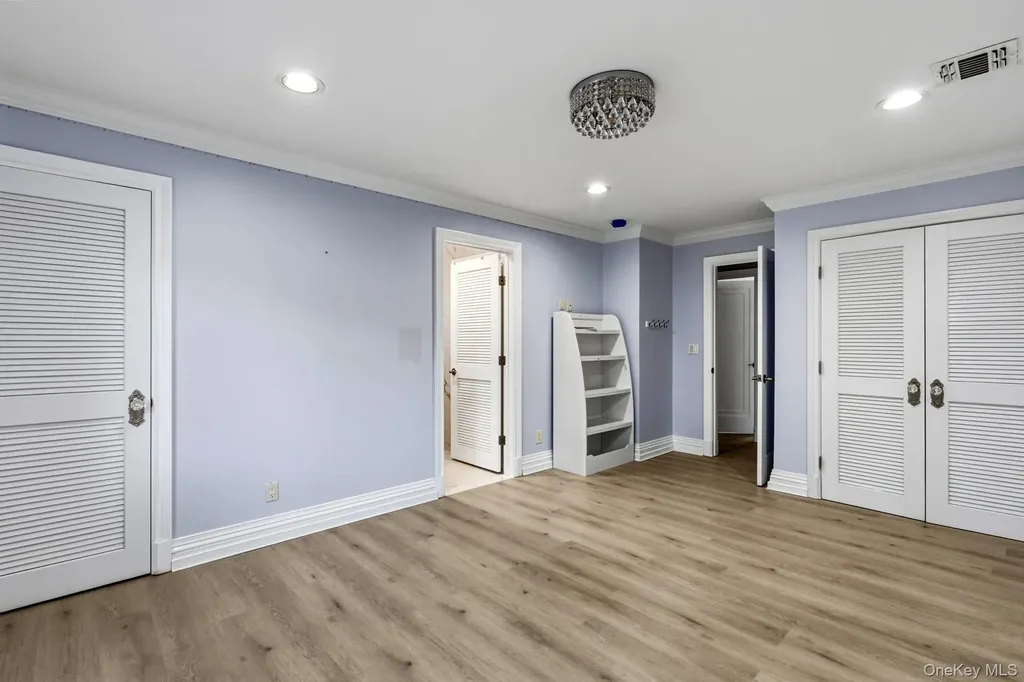 18 Sherwood Lane Roslyn Heights NY 11577