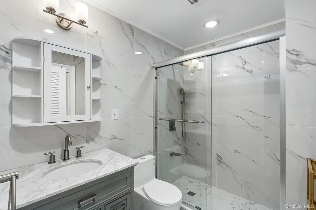18 Sherwood Lane Roslyn Heights NY 11577