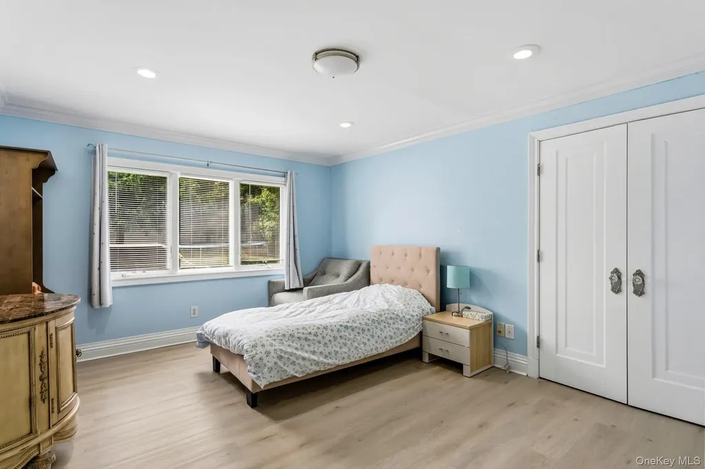 18 Sherwood Lane Roslyn Heights NY 11577