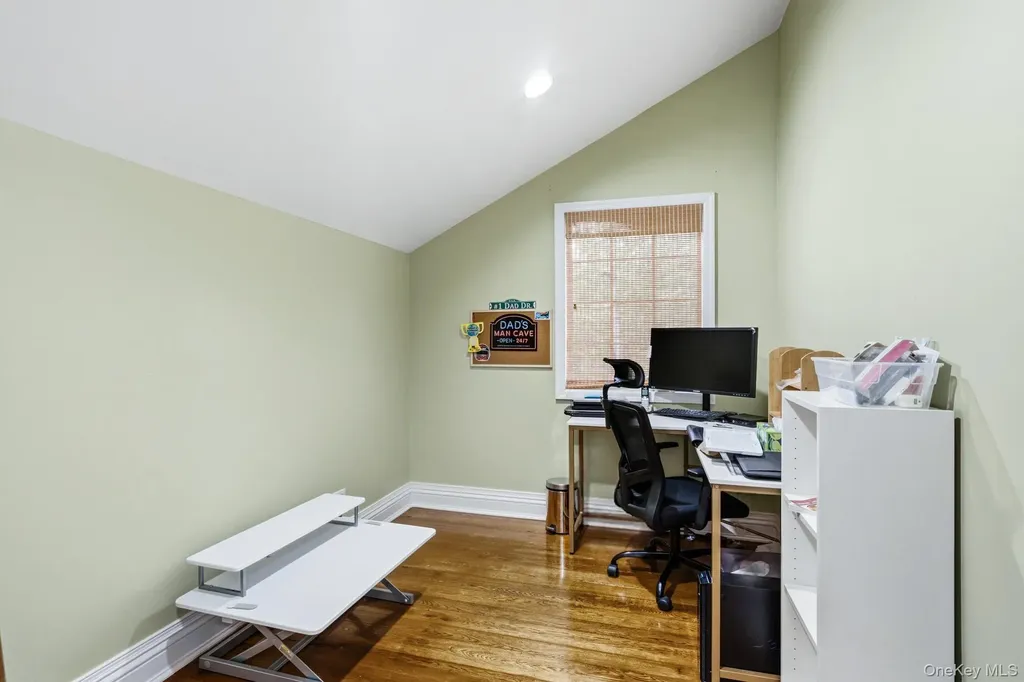 18 Sherwood Lane Roslyn Heights NY 11577