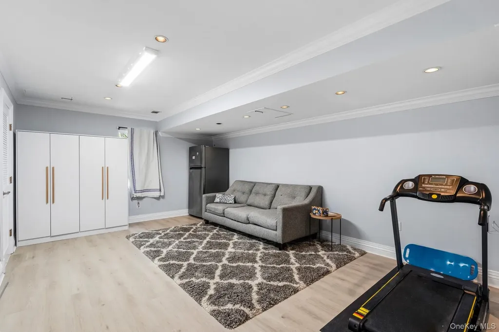 18 Sherwood Lane Roslyn Heights NY 11577