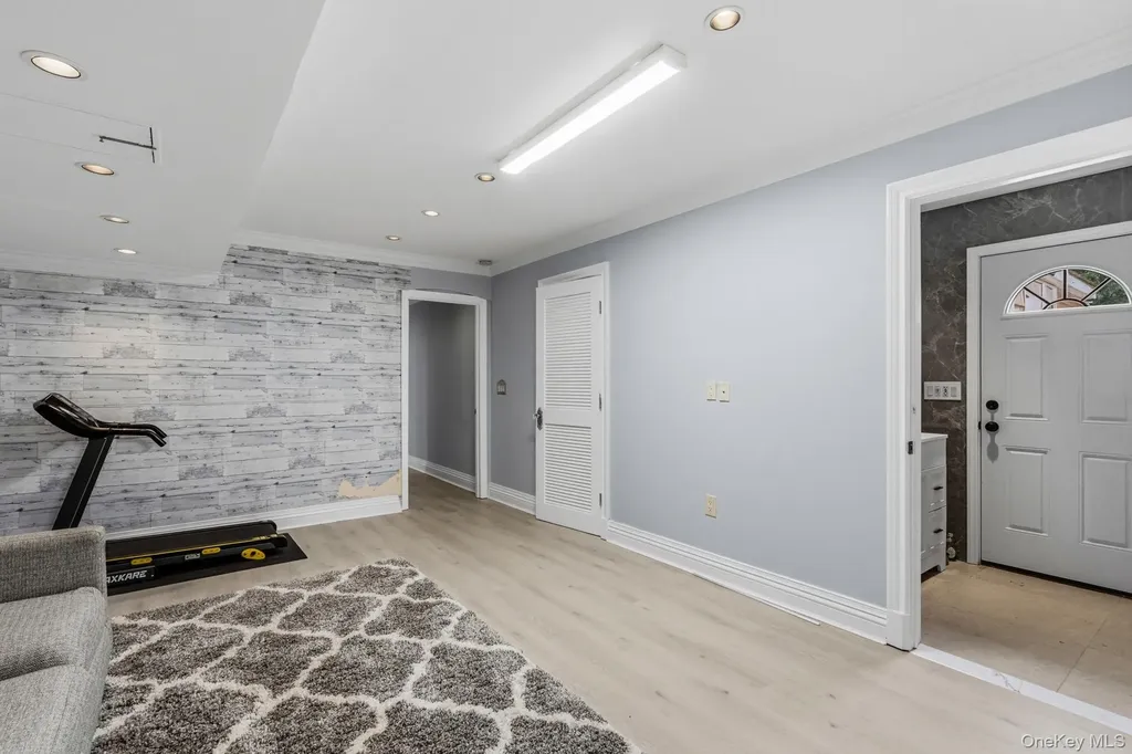 18 Sherwood Lane Roslyn Heights NY 11577
