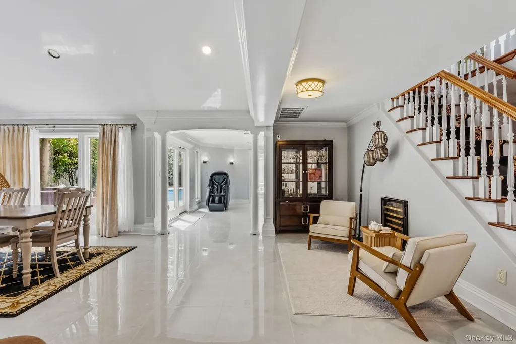 18 Sherwood Lane Roslyn Heights NY 11577