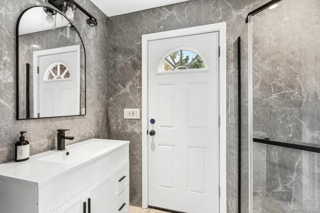 18 Sherwood Lane Roslyn Heights NY 11577