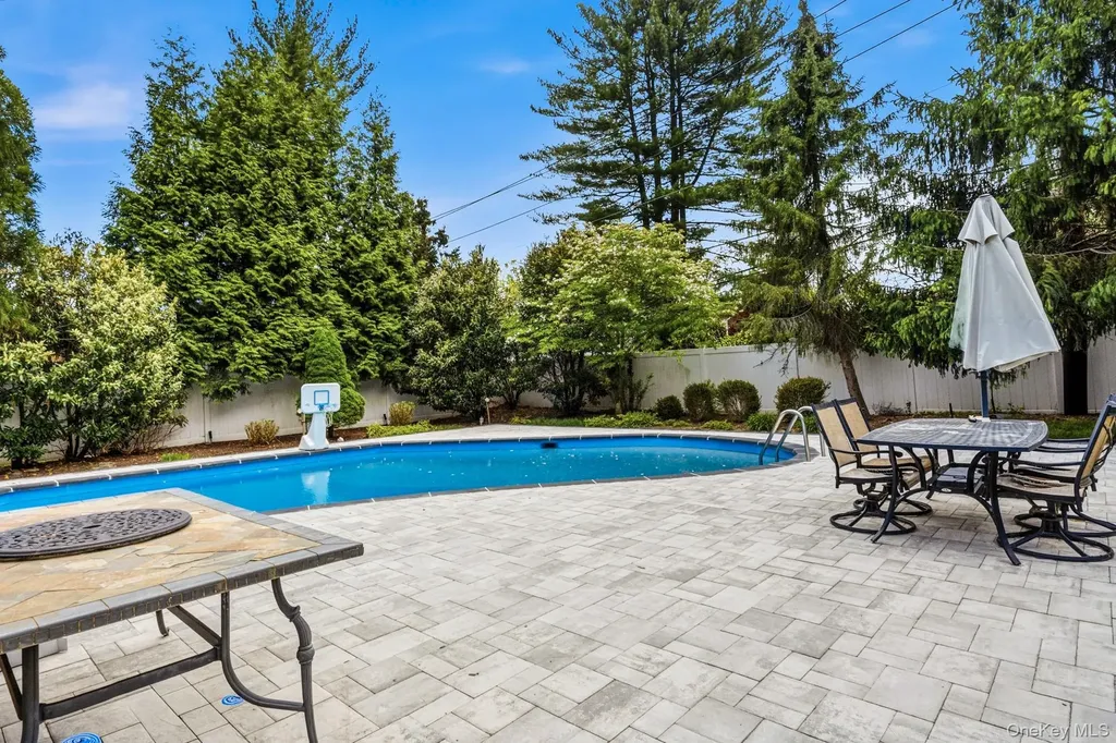 18 Sherwood Lane Roslyn Heights NY 11577
