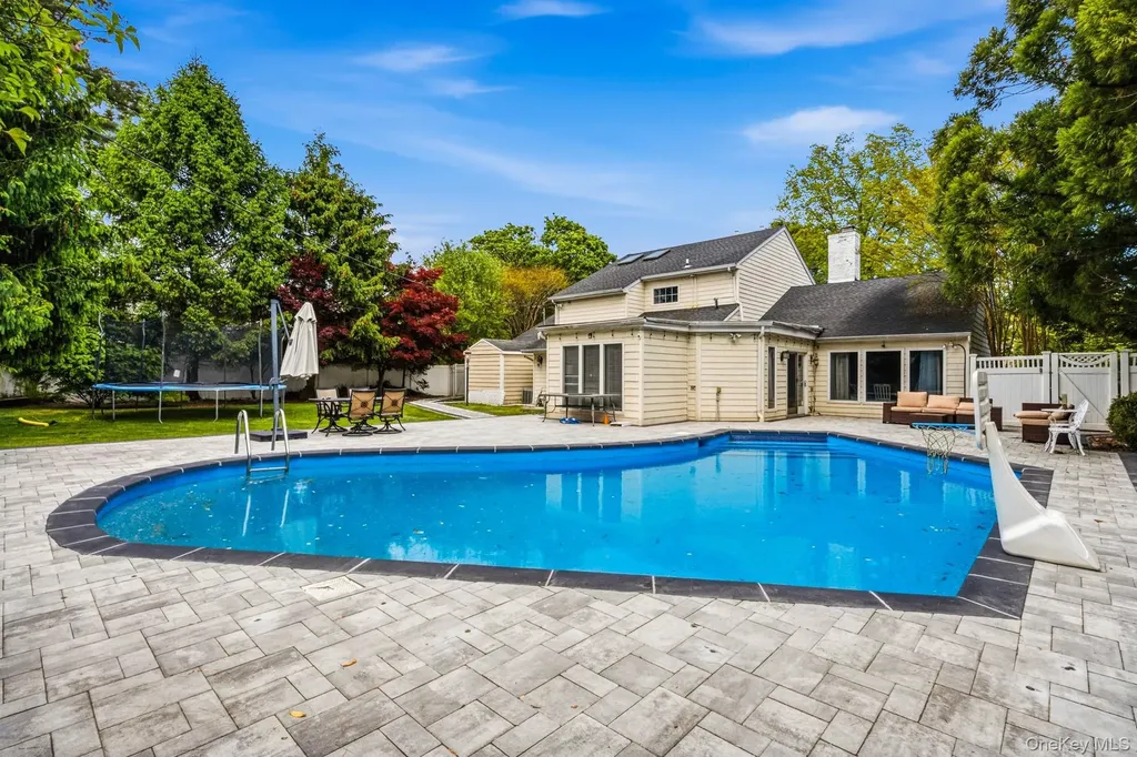 18 Sherwood Lane Roslyn Heights NY 11577