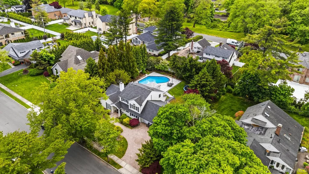 18 Sherwood Lane Roslyn Heights NY 11577