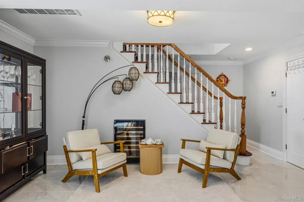 18 Sherwood Lane Roslyn Heights NY 11577