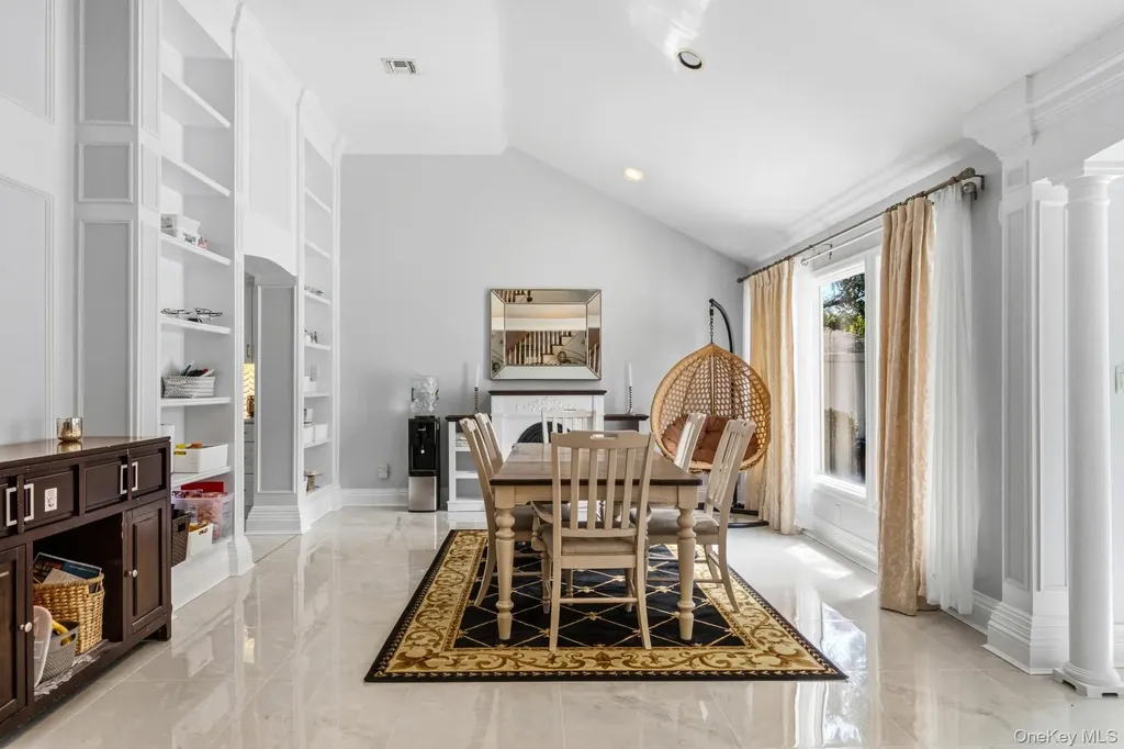 18 Sherwood Lane Roslyn Heights NY 11577