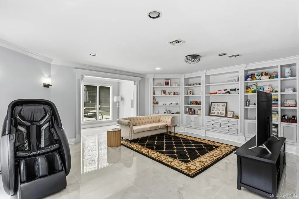 18 Sherwood Lane Roslyn Heights NY 11577