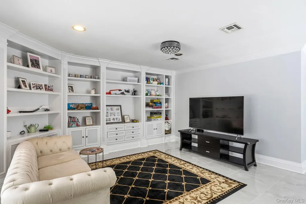 18 Sherwood Lane Roslyn Heights NY 11577