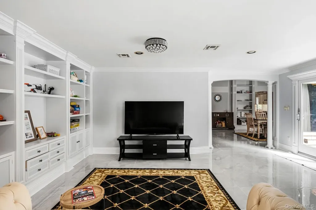 18 Sherwood Lane Roslyn Heights NY 11577