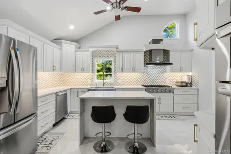 18 Sherwood Lane Roslyn Heights NY 11577
