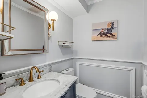 18 Sherwood Lane Roslyn Heights NY 11577