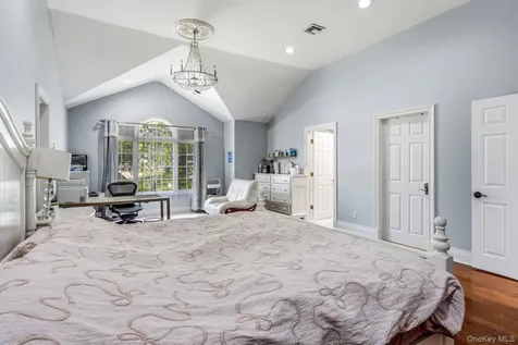 18 Sherwood Lane Roslyn Heights NY 11577