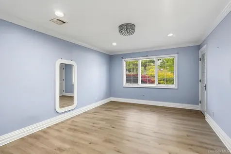 18 Sherwood Lane Roslyn Heights NY 11577