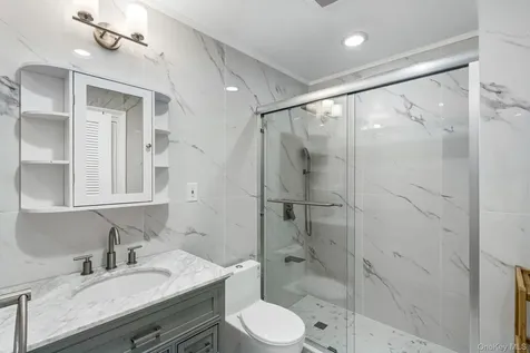18 Sherwood Lane Roslyn Heights NY 11577