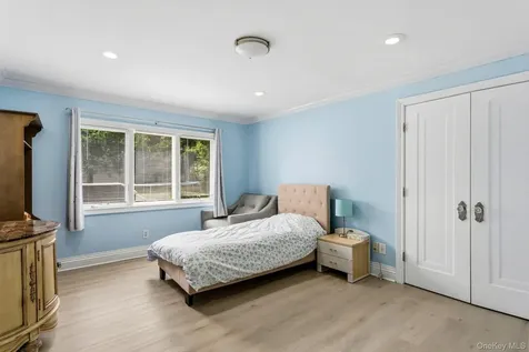 18 Sherwood Lane Roslyn Heights NY 11577