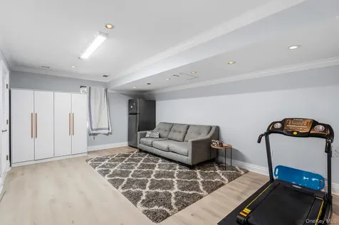 18 Sherwood Lane Roslyn Heights NY 11577