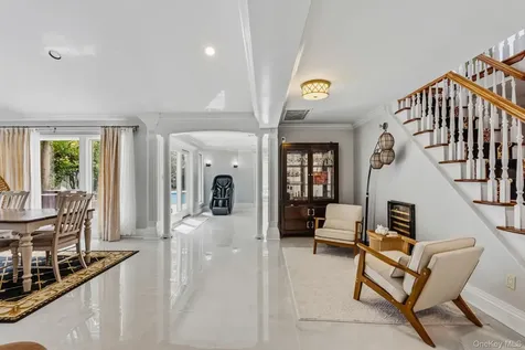 18 Sherwood Lane Roslyn Heights NY 11577