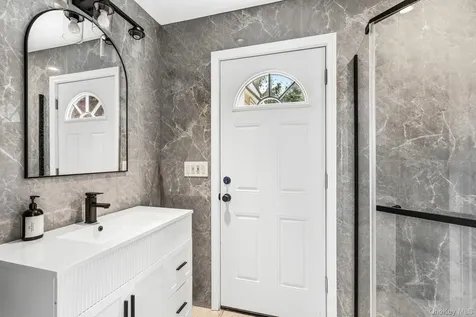 18 Sherwood Lane Roslyn Heights NY 11577