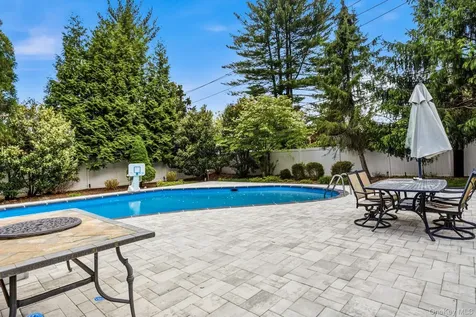 18 Sherwood Lane Roslyn Heights NY 11577