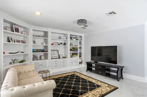 18 Sherwood Lane Roslyn Heights NY 11577