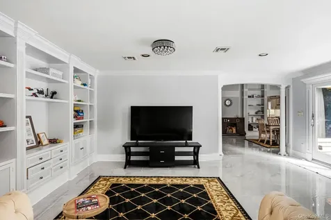 18 Sherwood Lane Roslyn Heights NY 11577