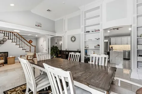 18 Sherwood Lane Roslyn Heights NY 11577