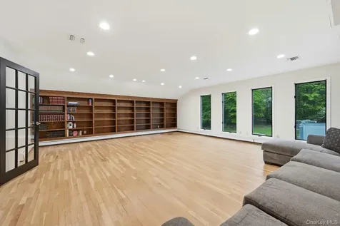31 Sherwood Gate Oyster Bay NY 11771