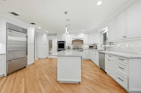31 Sherwood Gate Oyster Bay NY 11771
