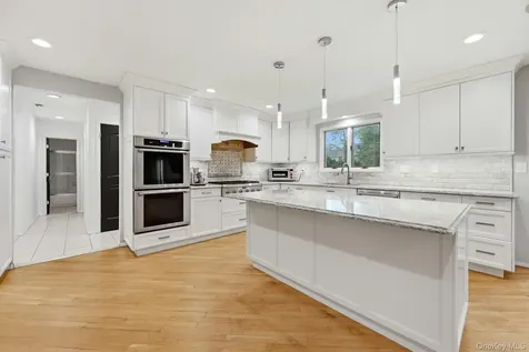 31 Sherwood Gate Oyster Bay NY 11771