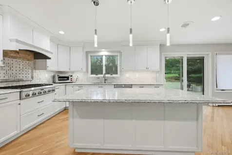 31 Sherwood Gate Oyster Bay NY 11771