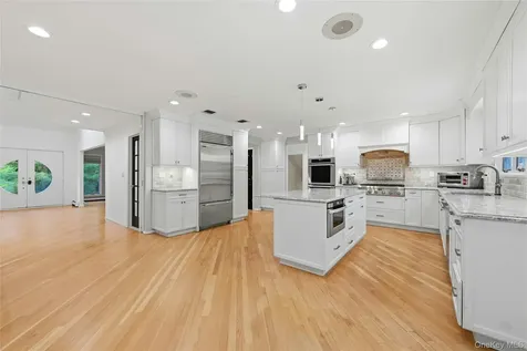 31 Sherwood Gate Oyster Bay NY 11771