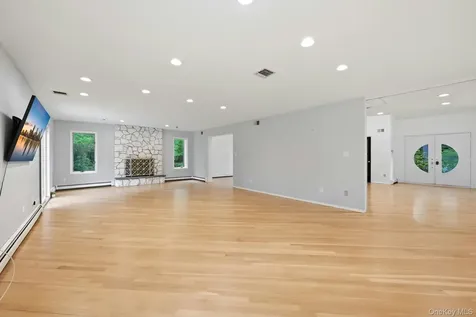 31 Sherwood Gate Oyster Bay NY 11771