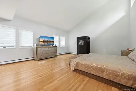 31 Sherwood Gate Oyster Bay NY 11771