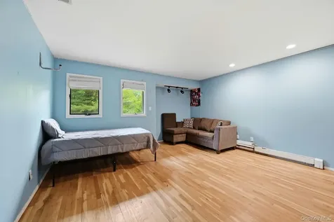 31 Sherwood Gate Oyster Bay NY 11771