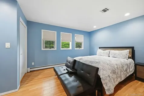 31 Sherwood Gate Oyster Bay NY 11771