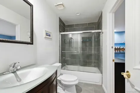 31 Sherwood Gate Oyster Bay NY 11771