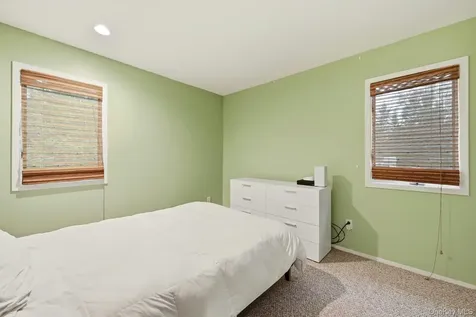 31 Sherwood Gate Oyster Bay NY 11771